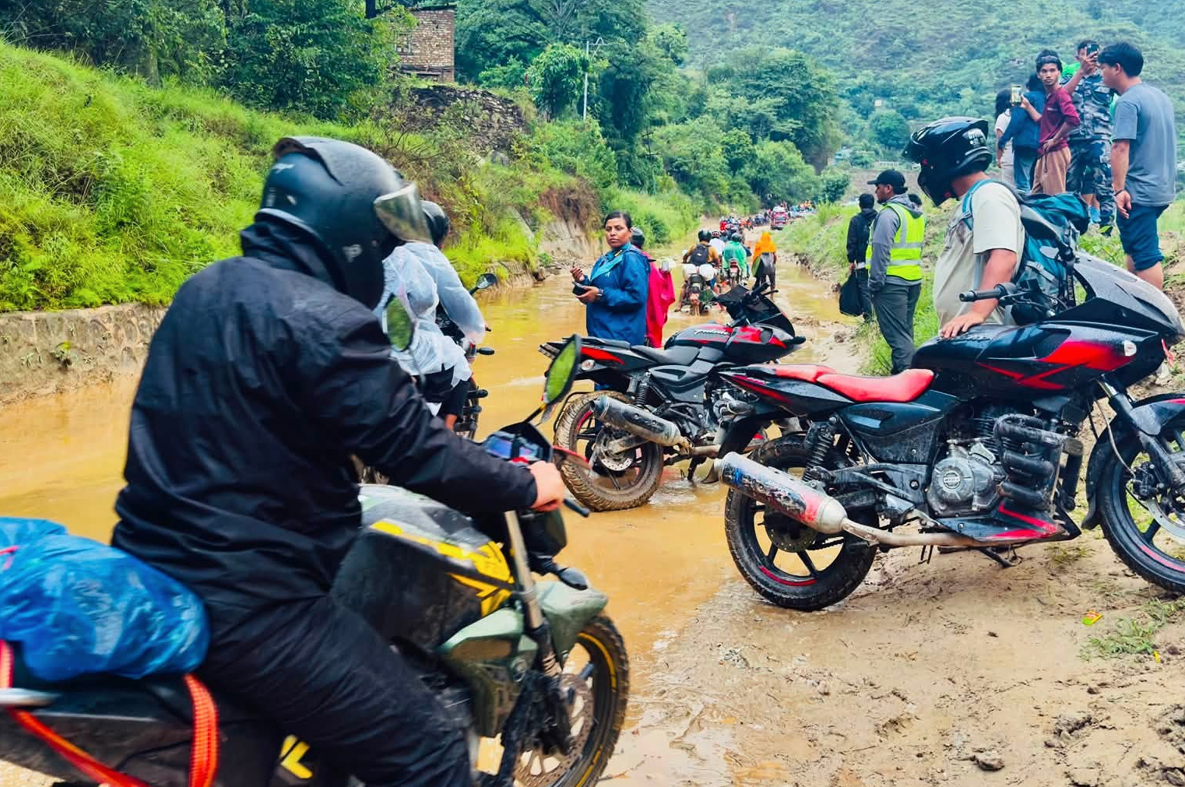 लेदोसहितको बाढी र पहिरोपछि वि.पि. राजमार्गमा अलपत्र परेका ५०० बढी यात्रुको उद्धार