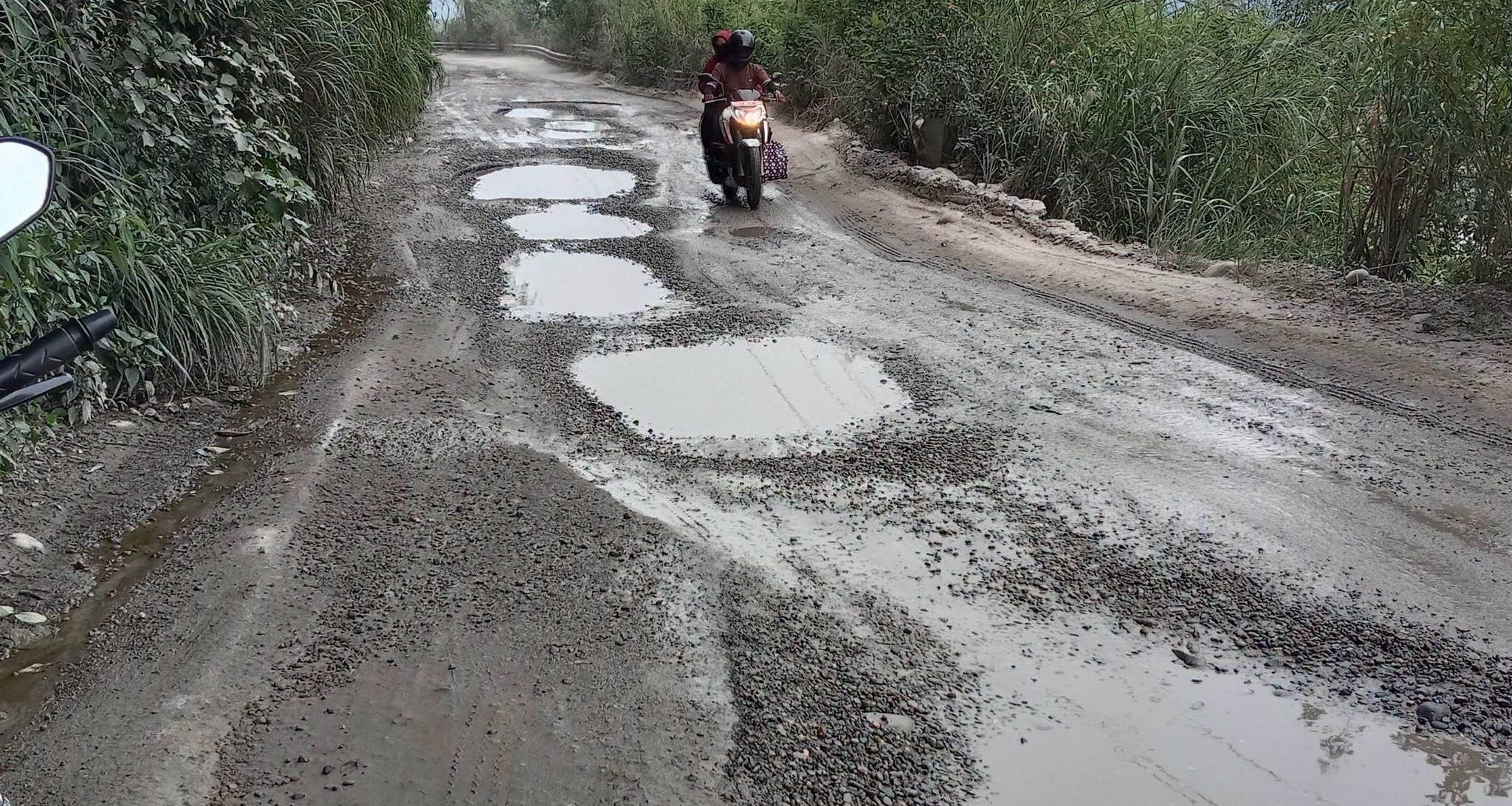 पाँचखाल-ढाडखोला सडक स्तरोन्नतिमा ढिलाइ, जोखिमयुक्त ठाउँमा मण्डनदेउपुर नगरपालिकाद्वारा मर्मत सुरु