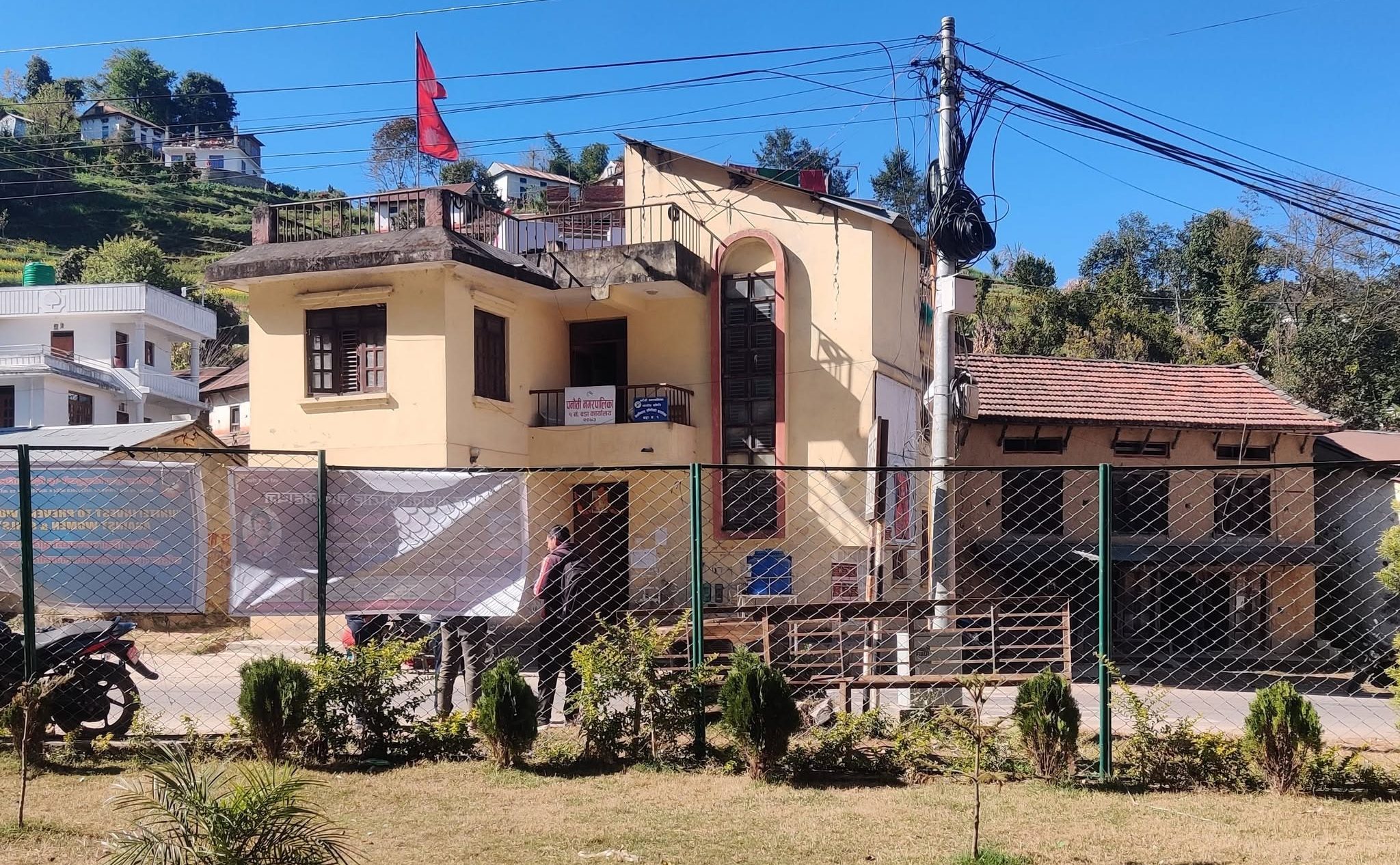 बँदेलले मकैबालीमा क्षति पुर्‍याएपछि क्षति विवरण संकलन गर्दै ‘पनौती वडा नम्बर-१’