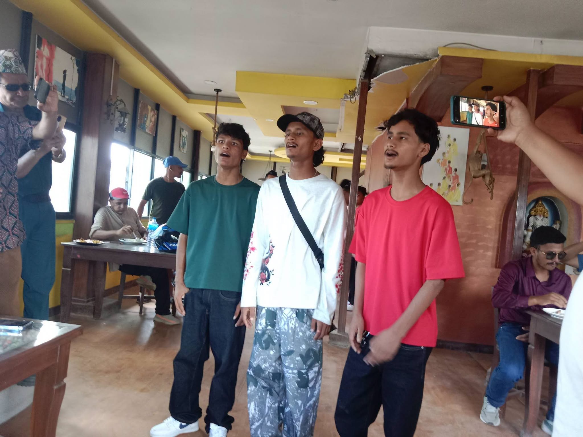 सुमधुर स्वरका धनी दैलेखका तीन भाइ, सहयोगको खोजीमा बनेपामा