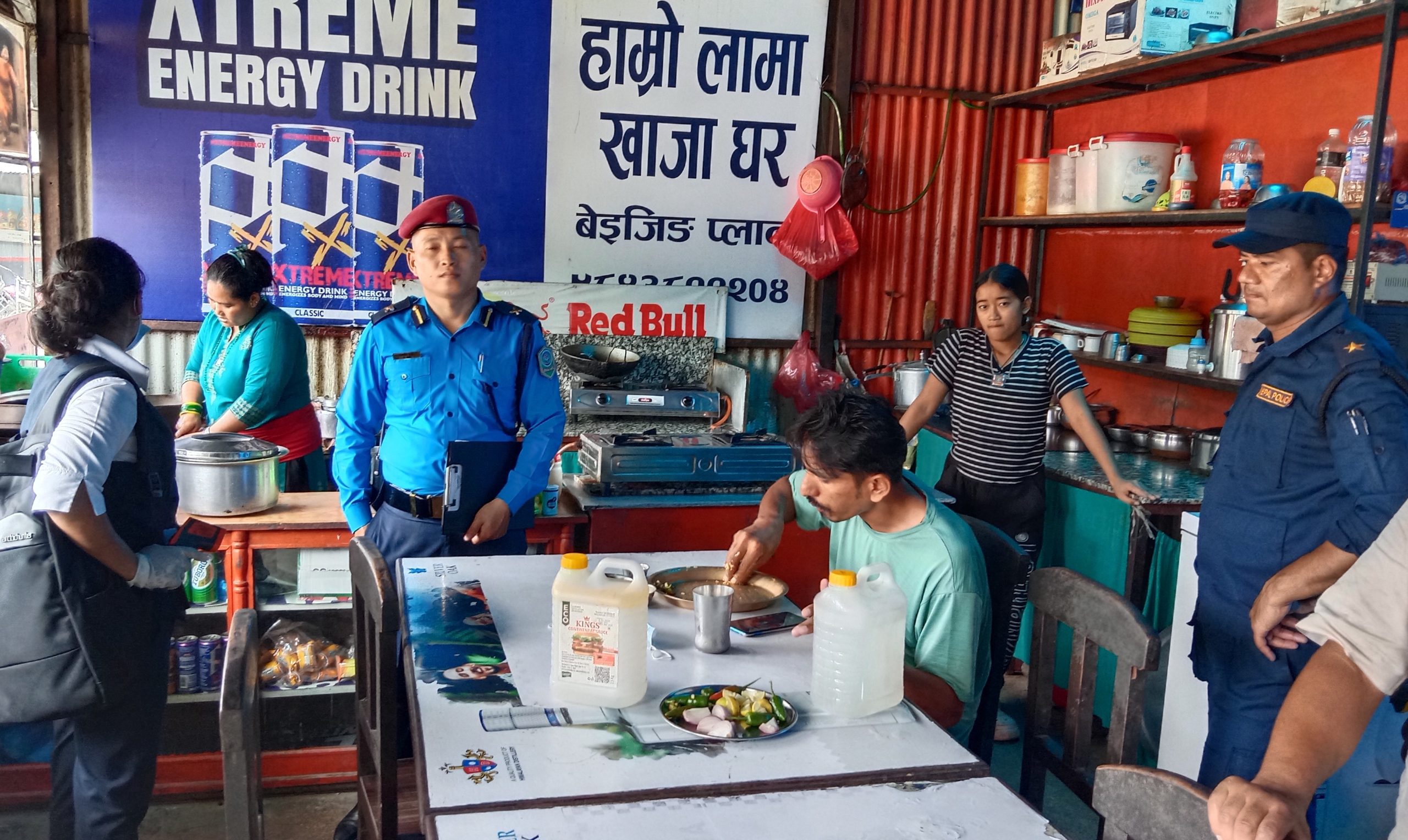 धुलिखेलमा संयुक्त बजार अनुगमन, दर्ता विहीन ५ पसल भेटिए