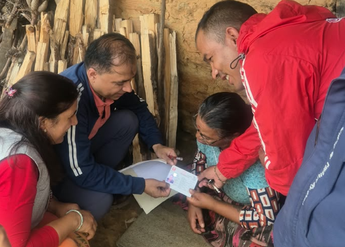 पक्षघात पीडित चौरीदेउरालीकी माईली विकलाई जिल्ला प्रशासन काभ्रेद्वारा घरमै पुगेर नागरिकता