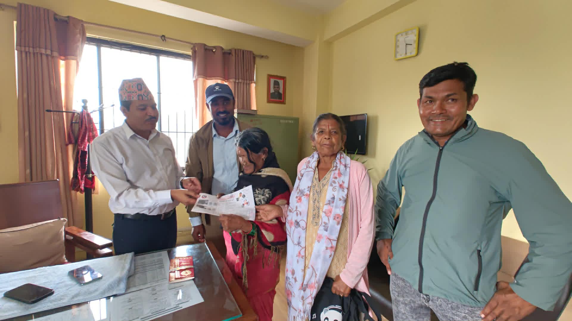 ५१ वर्षको पर्खाइपछि धुलिखेल-८ की पुतली मिजारको परिवारले पायो जग्गाधनी पूर्जा